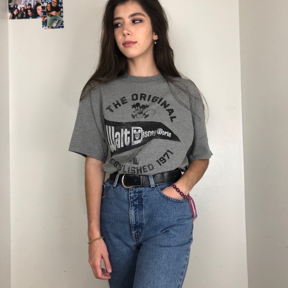 SOLD🛒 WALT DISNEY WORLD GREY TEE - Picture 3 of 4